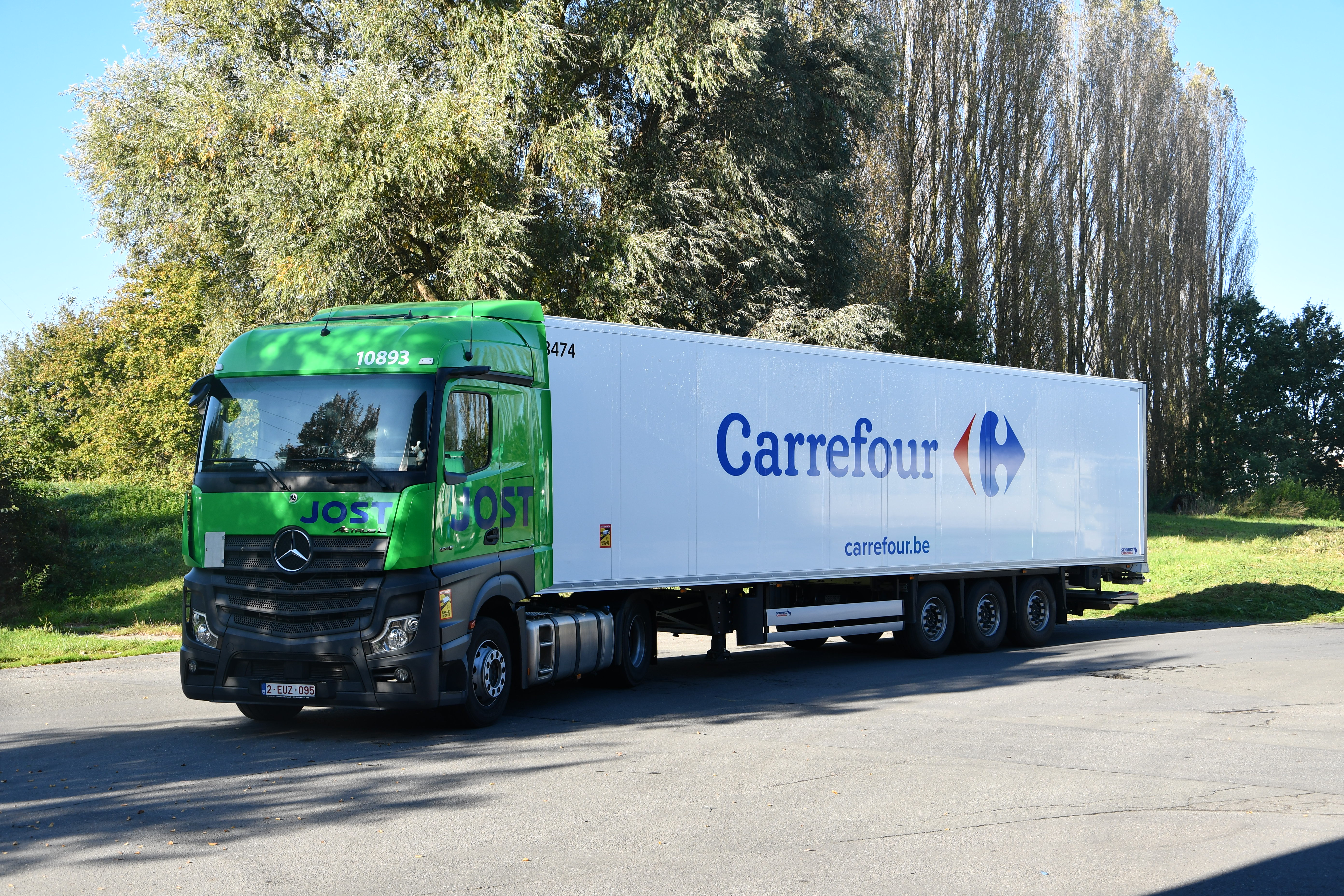 It is a JOST tractor attached to a Carrefour trailer