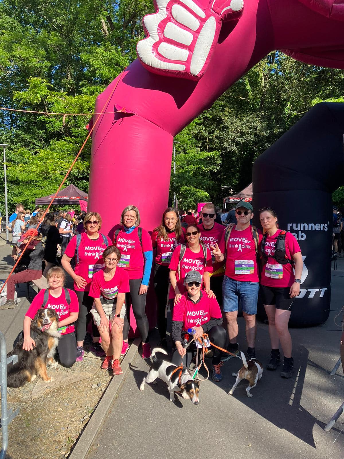 Des employés Jost souriants avec un t-shirt rose de la marche contre le cancer du sein Think Pink.