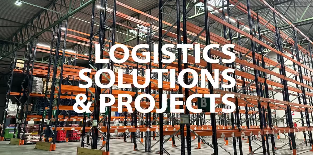 Entrepôt avec des étagères vides, affichant le logo 'Logistics Solutions & Projects'.